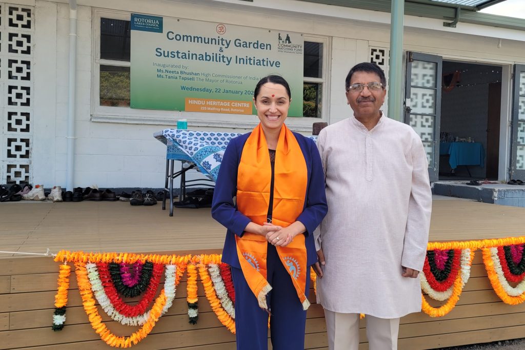 3. dr guna magesan with the rotorua mayor