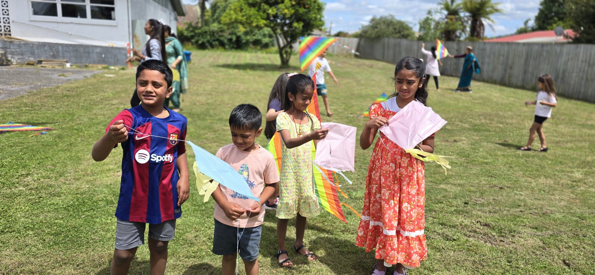 photo 4 children showing their creativity